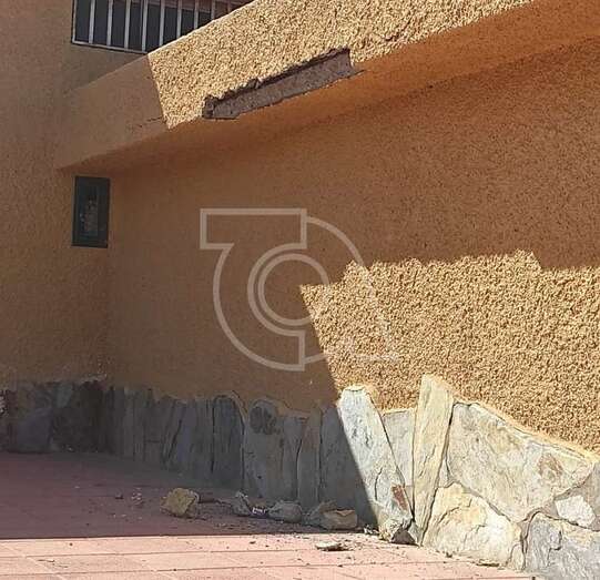 Caída de cascotes del frontis de la sede social de Yoñé en La Garita/TA.